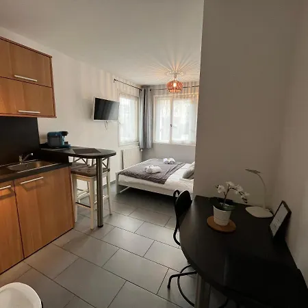 Meres, Studio Proche Memorial De Appartement