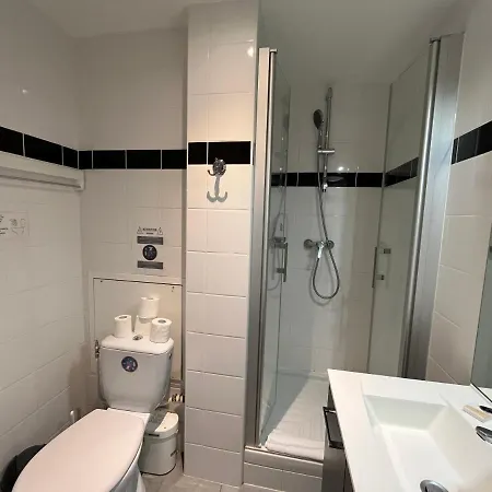 Meres, Studio Proche Memorial De * Кан