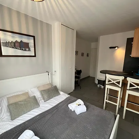 Meres, Studio Proche Memorial De Апартаменты