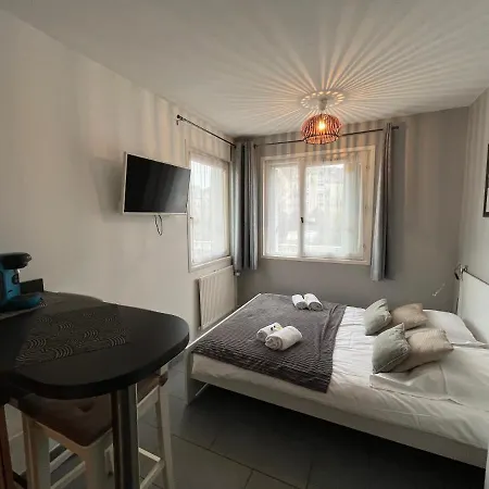 Meres, Studio Proche Memorial De * Кан